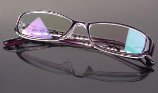 紫色眼镜框好看吗